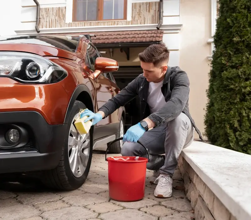 Lavage auto à domicile Corme-Écluse : professionnel intervenant sur un véhicule
